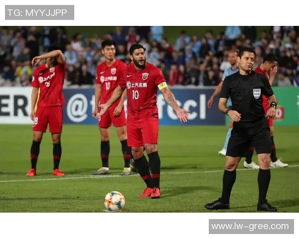 巴萨与上港激情对决足球盛宴再掀波澜球迷期待精彩瞬间